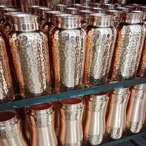 Bouteille d'eau en cuivre de luxe, gourde d'hydratation haut de gamme pour coffrets cadeaux, cadeaux d'entreprise et magasins lifestyle - Product Image 1