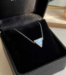 Colgante de Piedra Lunar, Colgante de Cristal Curativo, Joyería de Protección, Piedra Energética, Regalo Espiritual, Delicado y Minimalista - Product Image 1