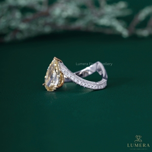 Hermoso Anillo de Compromiso Solitario de Oro Blanco con Diamante Amarillo en Forma de Pera, Banda Curva con Pavé, Doble Forma de V, Anillo Nupcial para Mujer - Product Image 6