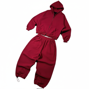 Conjunto Premium de Sudadera con Capucha y Cremallera Oversize Color Granate y Pantalones Jogger - Ropa Urbana de Lujo - Product Image 1