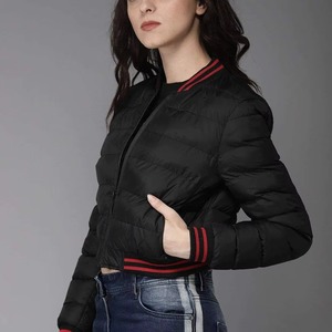 Chaqueta Bomber Acolchada Negra para Mujer con Ribete Rojo, Cuello Alto, Cierre de Cremallera, Manga Larga, Corte Corto, para Otoño - Product Image 1