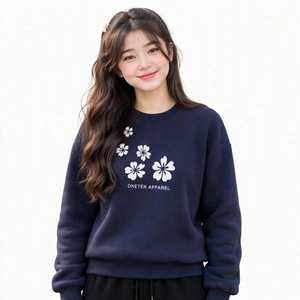Conjunto Deportivo para Mujer, Sudadera con Cuello Redondo y Estampado Floral Azul Marino y Pantalones Jogger Negros - Product Image 5