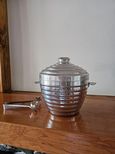 Seau élégant en métal argenté avec couvercle et pince pour la décoration de comptoir de bar, les réceptions à domicile et la mise en valeur de la table haut de gamme, provenant d'Inde - Product Image 5