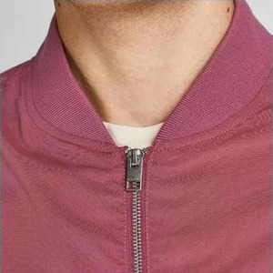 แจ็คเก็ตบอมเบอร์ผู้ชายแบบปรับแต่งได้ สีพื้น ผลิตจากไนลอน 100% แจ็คเก็ตบอมเบอร์คุณภาพสูงสำหรับฤดูหนาว - Product Image 6