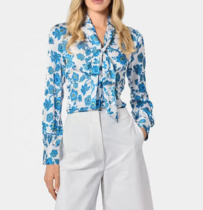 Blusa Elegante para Mujer con Estampado Floral Azul y Blanco, Manga Larga, Cuello Camisero - Product Image 1