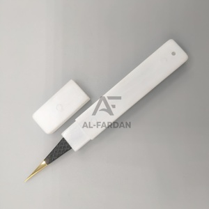Pince à cils à pointe droite et fine, idéale pour l'isolation des bouquets, couleur noir mat, pointe dorée, avec emballage en tubes plastiques pour cils - Product Image 5