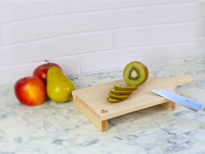 Tabla de cortar rectangular de madera antideslizante para cocina con rodajas de kiwi y cuchillo sobre superficie de mármol - Product Image 4