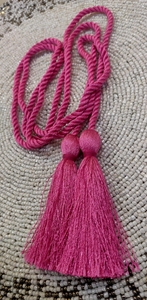 ผ้าม่านกำมะหยี่สีเขียวพร้อมพู่เชือกสีชมพูสำหรับตกแต่งห้องนั่งเล่น - Product Image 5