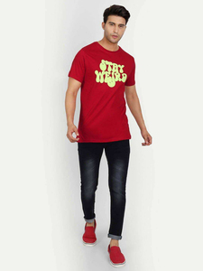 Camiseta para hombre con estampado en relieve, costuras de calidad, estampado duradero y tela transpirable para una comodidad duradera. - Product Image 3