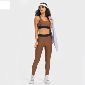 Conjunto de yoga de 2 piezas para mujer: sujetador deportivo tipo racerback marrón y leggings de cintura media con ribete en contraste, transpirable, de elastano y poliéster, sin costuras, completo. - Product Image 1