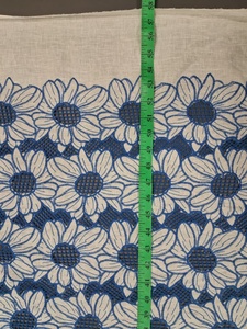 Tissu en dentelle ajourée en coton bleu et blanc cassé avec grand motif floral et motif en maille pour vêtements de créateurs (vente en gros) - Product Image 3
