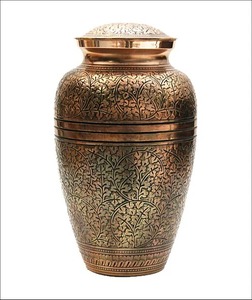 Urna de latón para cenizas de cremación, jarrón dorado de cobre con hojas grabadas - Product Image 1