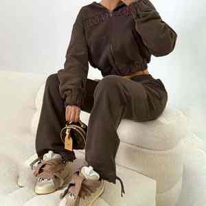 ชุดเซ็ตแทรคสูทสีดำน้ำตาลแบบสั่งทำพิเศษสำหรับผู้ชายและผู้หญิง กางเกงทรงขาบาน สไตล์สตรีทแวร์ ชุดเซ็ต 2 ชิ้น พร้อมกระเป๋า - Product Image 3