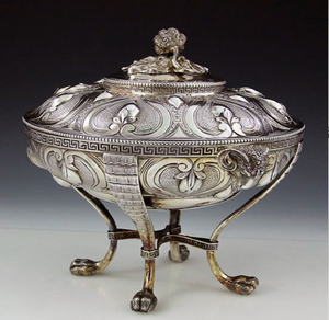 Soupière grecque élaborée en argent avec têtes de bélier et pieds en forme de patte, un centre de table majestueux disponible à prix de gros. - Product Image 1