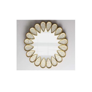 Miroir mural rond en laiton avec motif feuille de Ginkgo, cadre décoratif contemporain - Product Image 4