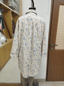 เสื้อเชิ้ตลายดอกไม้ลายทางสำหรับผู้หญิง แขนยาว ทรงหลวม สวมใส่สบาย มีกระเป๋า เหมาะกับทุกฤดูกาล ผ้าป๊อปลินทอ - Product Image 2