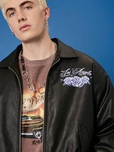 เสื้อแจ็คเก็ตหนังเทียมลายกราฟิกฮอตวีลส์สำหรับผู้ชาย - Product Image 2
