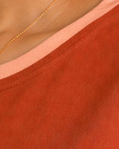 เสื้อยืดโอเวอร์ไซส์สีส้มไหม้แบบสั่งทำพิเศษสำหรับผู้หญิง คอกลม แขนสั้น แต่งขอบตัดกัน ทรงหลวม นุ่ม ระบายอากาศได้ดี เหมาะสำหรับฤดูร้อน - Product Image 4