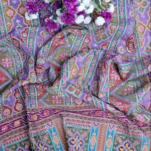 Tela Brocada Étnica de Diseño Líbano con Borde Paisley y Patrón Geométrico, Crepé Ligero para Prendas de Niñas - Product Image 1