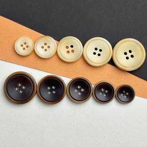 Botones de cuerno de buey y vaca, los más vendidos, utilizados para chaquetas y pantalones de traje donde se desea un aspecto natural, mate o pulido. - Product Image 1