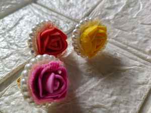 Anillo Decorativo con Flor Artificial de Rosa Tradicional |   Regalo de Verano |   Accesorio y recuerdo para mujer para boda mayun heena nikah - Product Image 6