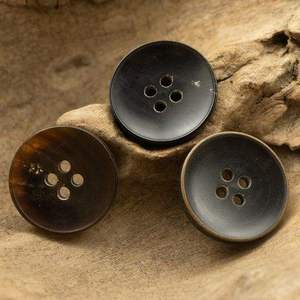 จำหน่ายกระดุมเขาควายทรงกลมสี่รูคุณภาพสูง หลายสี สำหรับเสื้อผ้า - Product Image 6