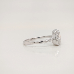 Anillo de Compromiso Toi Et Moi con Corte de Pera de 2 Quilates, con Diamantes Cultivados en Laboratorio, Oro Blanco Sólido de 14K, Engaste en Bisel, Certificado IGI - Product Image 3