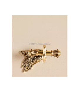 Ganchos de pared en material de latón rico con esmalte antiguo perfecto para espacios elegantes del hogar que necesitan utilidad adicional - Product Image 4