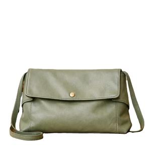 Este producto parece ser un bolso cruzado de cuero verde similar al bolso. - Product Image 1