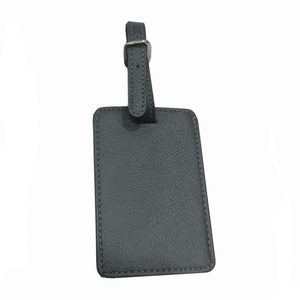 Étiquette de bagage en similicuir avec fenêtre de carte nominative ouverte et sangle à boucle réglable - Product Image 1