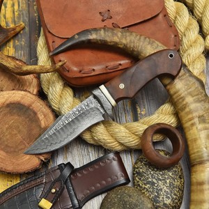 Cuchillo Bowie Maysara Forge de Acero de Damasco con Hoja Fija para Caza, Desollado y Camping, Mango Personalizado de Madera de Palisandro con Funda - Product Image 6