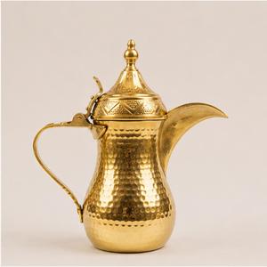 Lujosa cafetera árabe tradicional Dallah, hecha a mano, de latón martillado y chapado en oro, para preparar Gahwa, ideal para hoteles y restaurantes. - Product Image 5