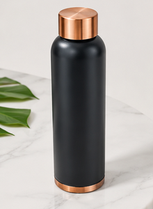Mejore su experiencia de hidratación con esta botella de agua aislada de primera calidad con detalles en cobre negro mate. - Product Image 5