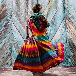 Kimono long pour femme à col en V profond, motif tie-dye traditionnel, style bohème, coupe classique, en viscose/coton écologique, idéal pour les festivals 1 - Product Image 4