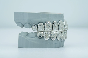 Custom Vvs Iced Out Moissanite Hybrid Grillz Princess Cut Diamond Teeth Grillz Parte superior inferior Silver Teeth Grillz - Product Image 2