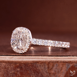 Bague de fiançailles en or blanc 10K avec halo de diamants de laboratoire taille coussin allongée 1 carat, certifiée IGI, et pavé de diamants - Product Image 2