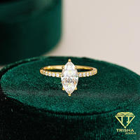 Bague statement en diamant Moissanite VVS avec pierre centrale rectangulaire et bande dorée pour collections de bijoux de luxe
