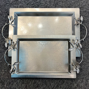 Plateau de service alimentaire en métal avec poignées latérales, décoration de table standard, texture embossée fabuleuse avec motif de branche feuillue - Product Image 1