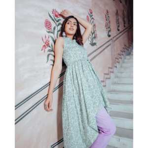 Ensemble Kurta sans manches en crêpe vert émeraude XS respirant - Product Image 1