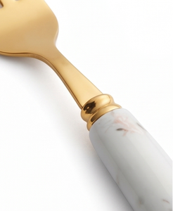 Ensemble de couverts modernes plaqués or avec manches en marbre, compatibles lave-vaisselle, pour table de mariage et repas. - Product Image 2