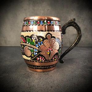 Mug à vin vintage en métal avec motif floral gravé et finition dorée, accessoire de boisson réutilisable en cuivre pour fût et chopes à bière - Product Image 5