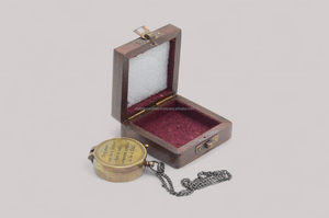 Brújula Náutica Vintage de Latón con Cadena y Estuche de Madera Forrado de Terciopelo, Herramienta de Navegación Funcional y Recuerdo Sentimental - Product Image 6