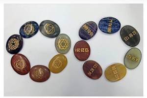Ensemble de pierres en cristal gravées avec des symboles des 7 chakras et des numéros angéliques pour la méditation de guidance divine et l'alignement spirituel - Product Image 1