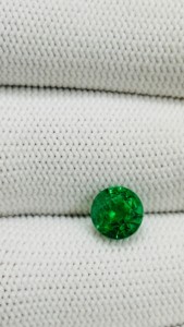 Émeraude zambienne naturelle de 1,5 carat, taille brillant ronde, couleur vert vif, par Sadiya International - Product Image 6