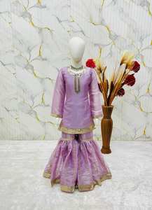 Ensemble Sharara en soie GMY Royal Lavender pour enfants avec broderies lourdes et dupatta en organza - Product Image 3