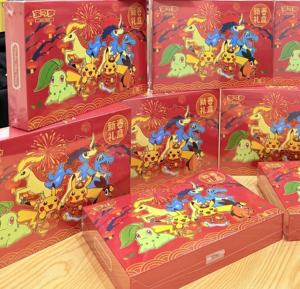 <span class=keywords><strong>Caja</strong></span> <span class=keywords><strong>de</strong></span> Regalo <span class=keywords><strong>de</strong></span> Año Nuevo Pokemoned 2026 en Chino Simplificado PTCG con Paquetes <span class=keywords><strong>de</strong></span> Refuerzo y Tarjetas Promocionales Exclusivas para Niños - Product Image 4