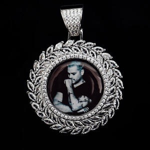 Collar con Colgante Redondo de Corona de Rayos de Sol con Diamante Cultivado en Laboratorio, Chapado en Oro sobre Plata, Personalizado con Foto e Imagen Personalizada - Product Image 2