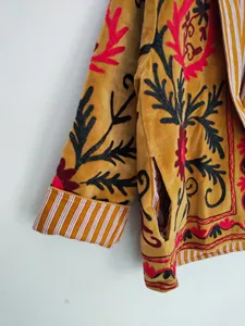 Veste Bohème en Velours Moutarde avec Broderie Suzani et Motif Floral Rouge – Vêtement d'extérieur Décontracté pour Femme, Style Art Populaire - Product Image 2