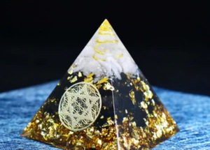 Pirámide de Orgón de Cristal de Lujo REIGN on RESIN con Diseño Multicapa, Alambre de Cobre Enrollado, Hecho a Mano, Símbolo Personalizable - Product Image 5