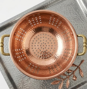 Passoire en métal martelé bicolore avec poignées en laiton et trous de drainage carrés - Product Image 3